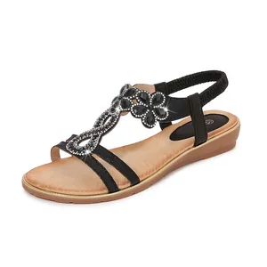 Bohemian flache Sandalen in Schwarz mit großen Edelsteinen und silbernem Strassbesatz
