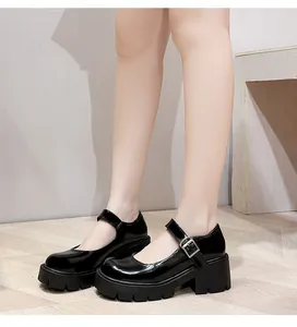 Detail van zwarte laklederen Mary Janes met dikke antislip-platformzool en gesp-ontwerp
