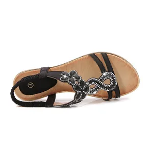 Böhmische flache Sandalen mit schwarzen Riemen, Strassblüten und Sohle in Holzoptik