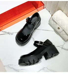 Bovenaanzicht van zwarte laklederen Mary Jane schoenen met dikke zolen en metalen gespen