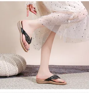 Detail van bohemian platte sandalen met lovertjesbladmotief en comfortabele sleehakken
