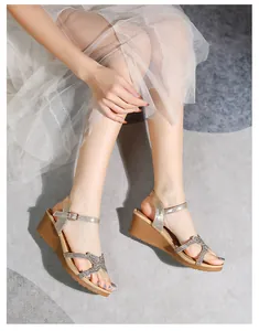 Details von Damen Keilsandaletten in Champagner mit Strassriemen und Schnalle