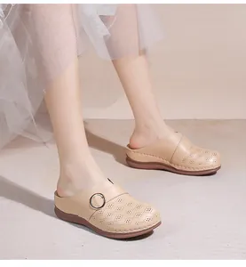Détail de mules d'été kaki ajourées avec semelle plateforme souple et boucle métallique