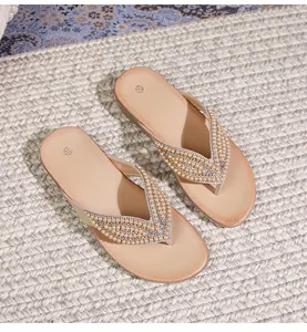 Detail van bohemien platte sandalen maat 37 met witte parels en sprankelende strass-steentjes