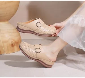 Détails de mules compensées beiges avec découpes, boucle métal et coutures apparentes