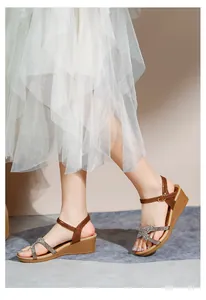 Detailaufnahme der Strass-Schleife auf böhmischen Plateau-Keilsandalen für Damen