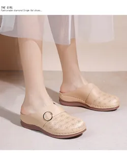 Gros plan de mules beiges avec boucle dorée et motifs ajourés respirants chic