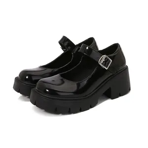 Klassieke zwart gelakte Mary Jane schoenen met plateauzool en dikke hakken en gesp