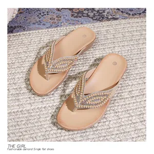 Close-up van bohemian platte sandalen met ingewikkelde parel- en strass-bladpatronen