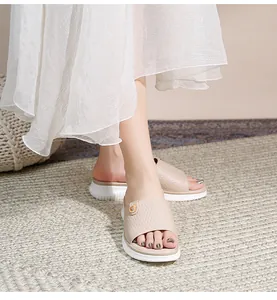 Details beige Plateauschuhe mit geprägter Textur und goldener Metallschnalle für Damen