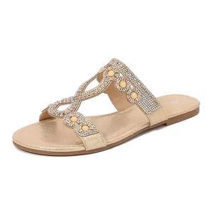 Sandales plates dorées bohèmes avec lanières en strass et accents de perles jaunes