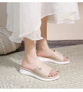 Details beige Plateau-Sandalen im Boho-Stil mit Sonnenblumen-Emblem und Riemen-Struktur