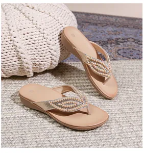 Detail van nude bohemian sandalen met verfijnde parel- en strassteentjes bladpatronen