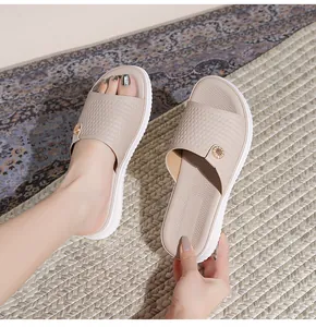 Details beige Boho-Sandalen mit Rautenmuster-Riemen und Blumen-Metallverzierungen