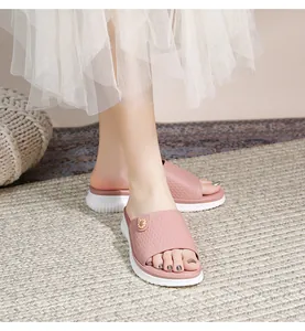 Details von rosa Boho-Plateau-Sandalen mit gewebter Textur und goldener Schnalle am Fuß