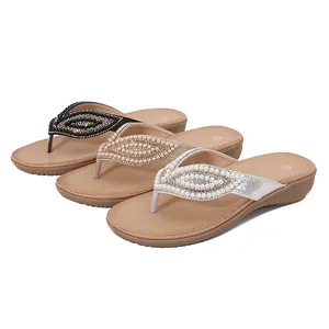 Platte bohemian sandalen voor dames met sprankelende steentjes en parelmoer bladdecoratie