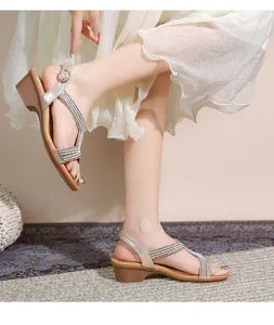 Détail de sandales compensées bohèmes avec strass brillants et bride à la cheville