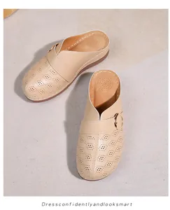 Détails des mules beiges à semelle compensée, perforations laser et boucle dorée