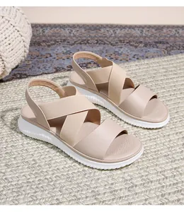Λεπτομέρεια από boho σανδάλια πλατφόρμας με μπεζ ελαστικά λουράκια και αντιολισθητική σόλα