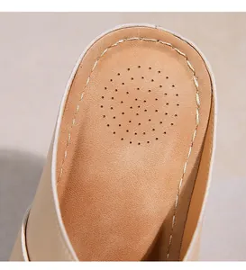 Vue détaillée de la semelle intérieure respirante avec coutures sur mules bicolores