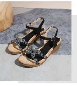 Detail der Bohemian Keilsandalette mit Strass-Schmetterling und goldener Schnalle