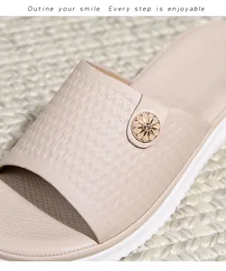 Seitenansicht beige Pantolette mit Rautensteppung und goldener Schnalle für Damen