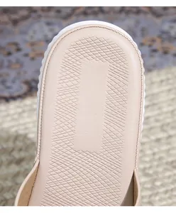 Makrodetail der aprikosenfarbenen Bohemian Sandalen mit gesteppter rutschfester Innensohle