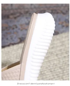 Detailansicht von Boho-Plateausandalen mit gewebten Riemen und rutschfester weißer Sohle