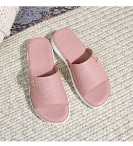 Nahaufnahme der rosa Bohemian Sandalen mit Rautenmuster und goldener Zierschnalle