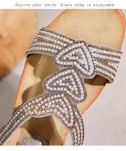 Details von böhmischen Keilsandalen mit Kunstperlen und goldenen Pailletten am Riemen