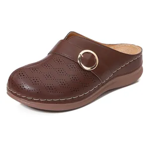 Mules plateforme marron foncé pour femmes avec design ajouré et boucle dorée élégante