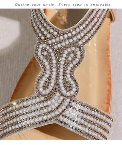 Dettaglio di sandali con zeppa boho con strass e perle disposti in motivi a onde eleganti