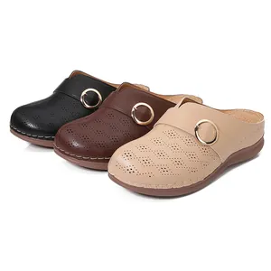 Sandales mules à plateforme évidées avec talons compensés et boucles en métal colorées