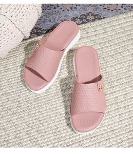 Detail der rosa Boho-Sandalen mit gesteppter Textur und goldenem Metall-Ornament
