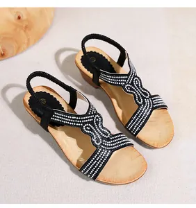 Dettaglio di sandali con zeppa boho con motivi in strass e cinturino posteriore elastico