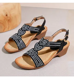 Detail von böhmischen Keilsandalen mit Perlenherz-Mustern und verstellbarer Goldschnalle
