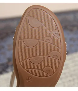 Détail de la semelle antidérapante marron avec taille 37 et motifs texturés