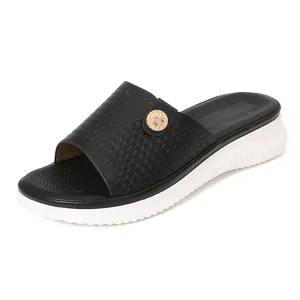 Böhmische Keilsandalen für Damen mit gesteppten Riemen und goldener Blumenschnalle