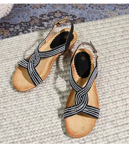 Détail de sandales compensées bohèmes avec brides croisées en strass et indication taille 37