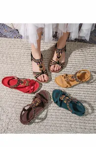 Sandali piatti stile bohémien con strass e cinturini intrecciati in vari colori