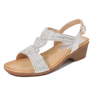 Damen Keilsandaletten in Silber mit Boho-Strassherzen und eleganten Perlenverzierungen