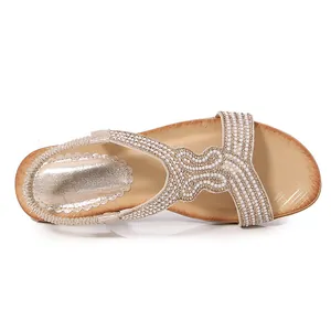 Sandali da donna color oro champagne con perle bianche, strass e cinturino elastico