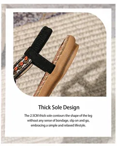 Dettaglio sandalo bohémien con suola platform da 2,5 cm e cinturino elastico con perline arancio