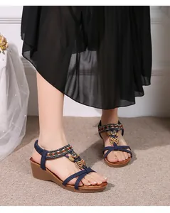 Λεπτομέρεια από boho πλατφόρμες με μπλε λουράκια, χάντρες και σχέδιο πεταλούδας