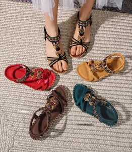 Sandali bohémien con perline etniche e decorazioni a farfalla in cinque diversi colori