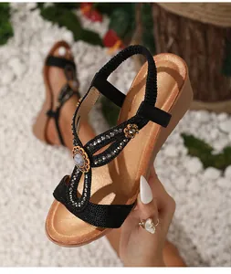 Λεπτομέρεια από boho πέδιλα πλατφόρμες με γκρι πέτρες, χάλκινα τρουκς και ελαστικό λουράκι