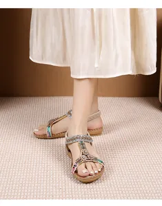 Detail van bohemian platte sandalen met bloemenkralen en elastische hielband voor dames