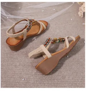 Λεπτομέρεια από boho σανδάλια πλατφόρμες με χρωματιστές χάντρες και αντιολισθητική σόλα