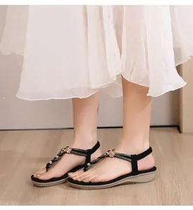 Λεπτομέρεια από boho σανδάλια με στρας και μεταλλικές χάντρες σε μαύρα λουράκια