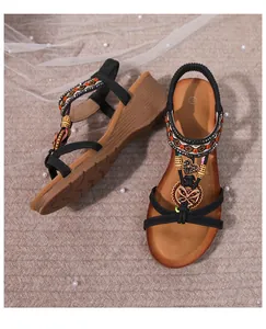 Λεπτομέρεια από boho πλατφόρμες με έθνικ χάντρες και μεταλλικά στοιχεία πεταλούδας